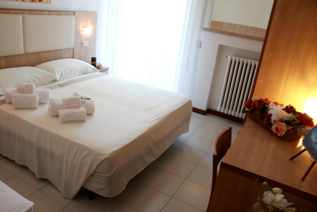 Hotel Astrid Cervia Zimmer foto