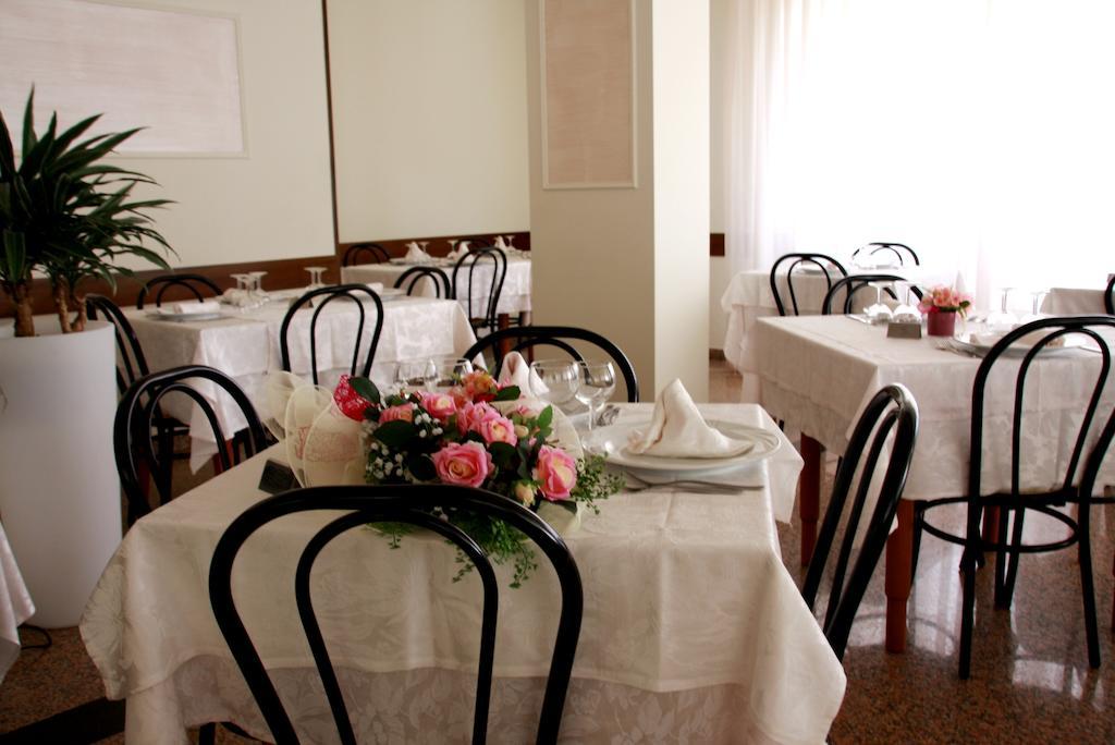 Hotel Astrid Cervia Exterior foto